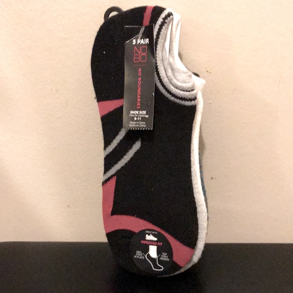 No Boundaries Ladies Black and Red Athletic Socks Shoe Size 9-11